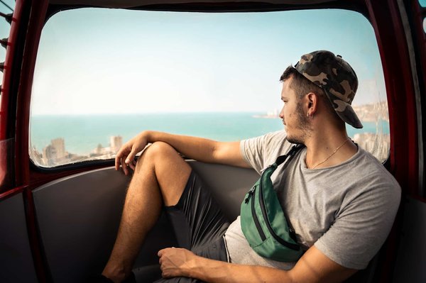 Comment porter un sac banane avec style ?