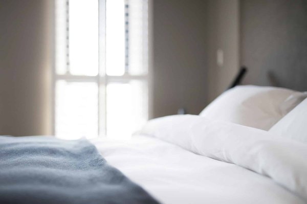 Réveillez votre chambre avec des draps et des coussins de luxe