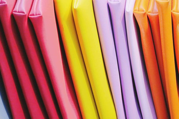 Quelles astuces pour intégrer des touches de couleur vives?