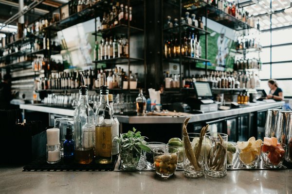 Quels sont les aspects essentiels de la mise en scène d'une pièce de Molière pour un public contemporain ?